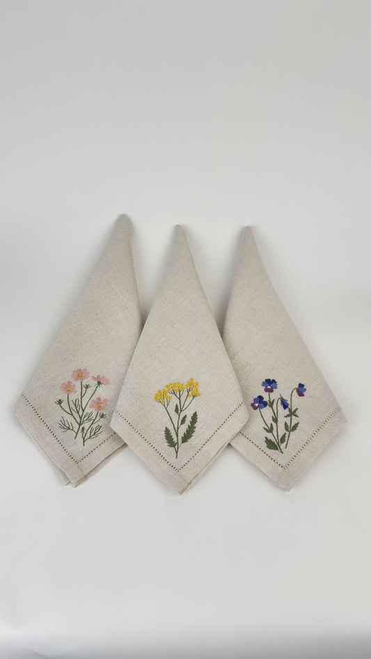 Guardanapo em Linho Cru Bordado Flores do Campo