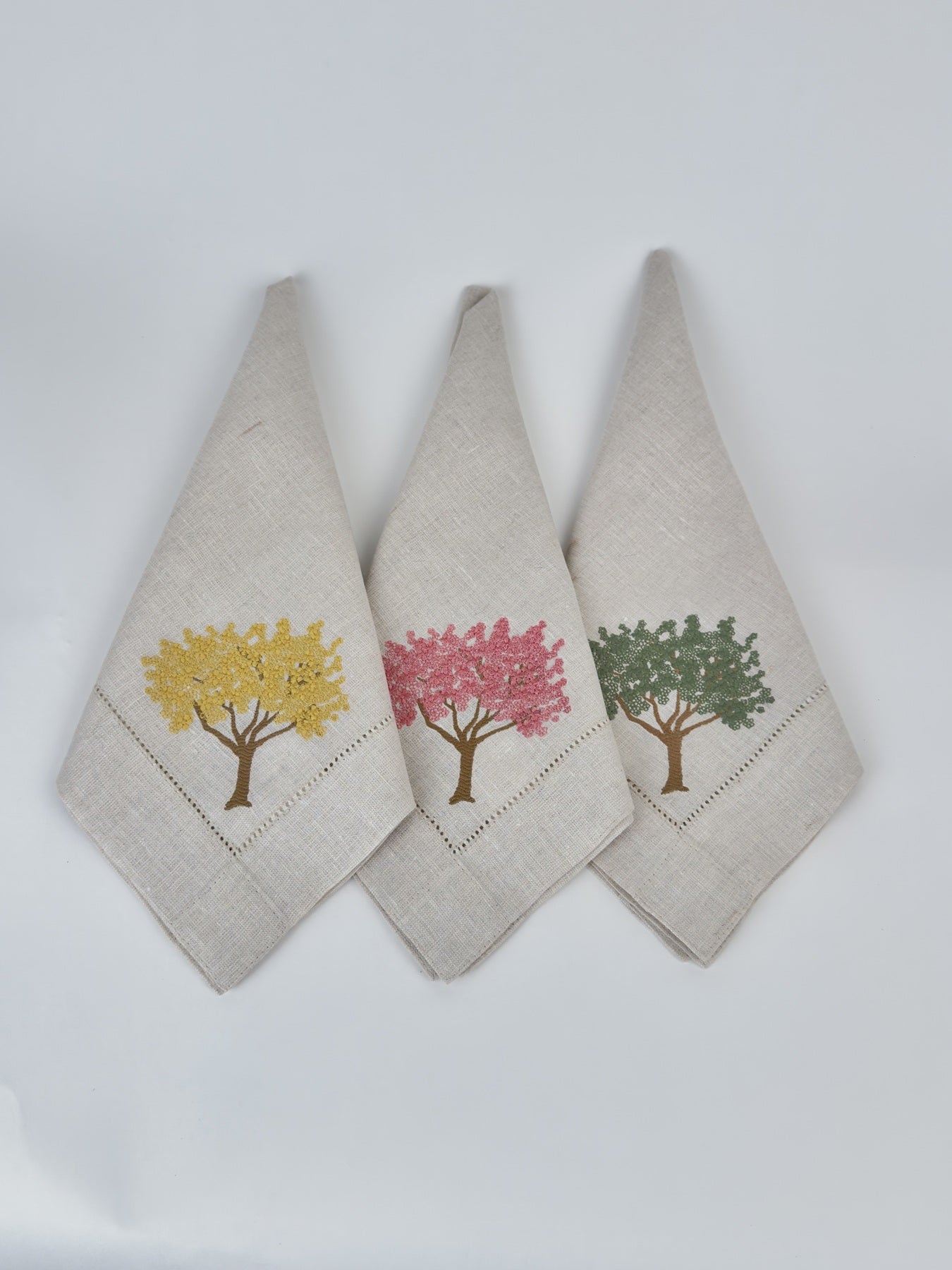 Guardanapo em Linho Cru Bordado Ipê
