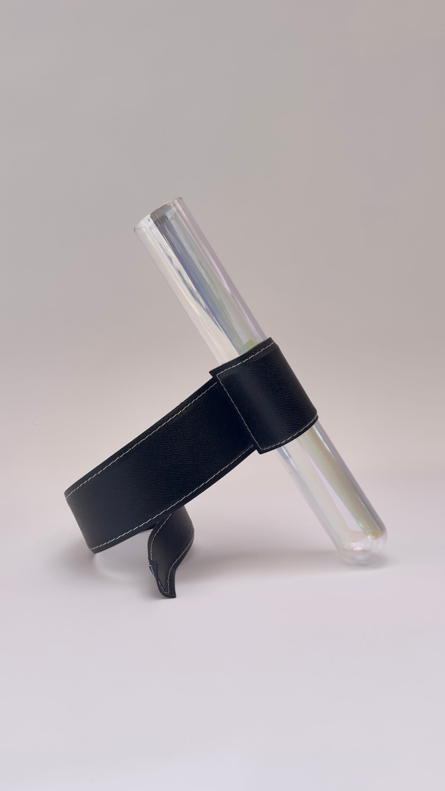 Vaso Solitário Suspenso em Couro Sintético